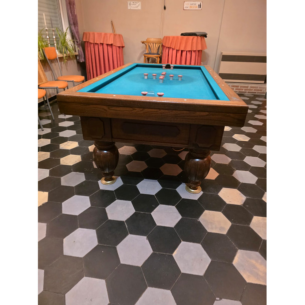 Mooie tapbiljart op gedraaide poten