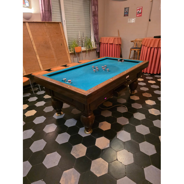 Mooie tapbiljart op gedraaide poten