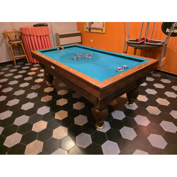 Mooie tapbiljart op gedraaide poten