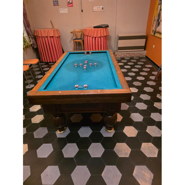 Mooie tapbiljart op gedraaide poten