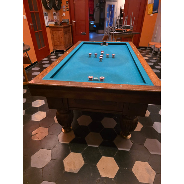 Mooie tapbiljart op gedraaide poten