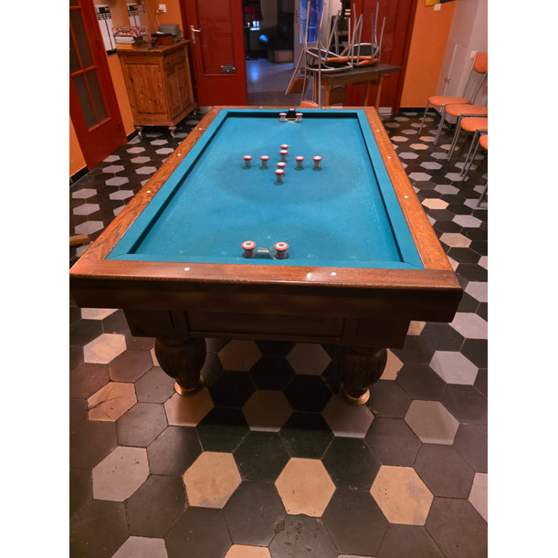 Mooie tapbiljart op gedraaide poten