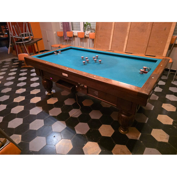 Mooie tapbiljart op gedraaide poten