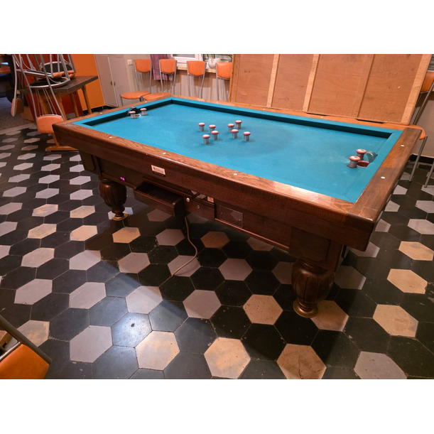 Mooie tapbiljart op gedraaide poten